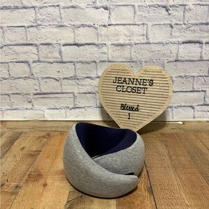 Ostrichpillow TRAVEL PILLOW
DEEP BLUE / GRAY